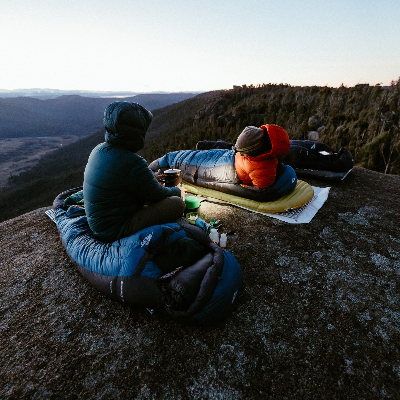 Winter camping on a rock ledge: Trusting my gear, feeling like home.